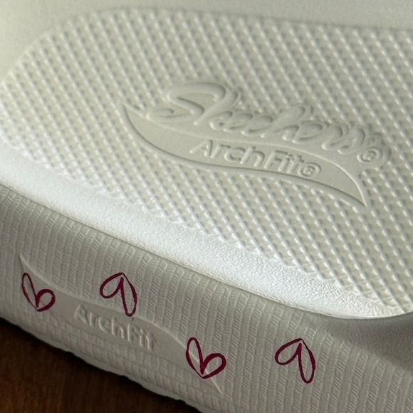 Skechers x J Goldcrown Women's Arch Fit Horizon Heart Print Foamies,Off White,11 - Picture 13 of 14